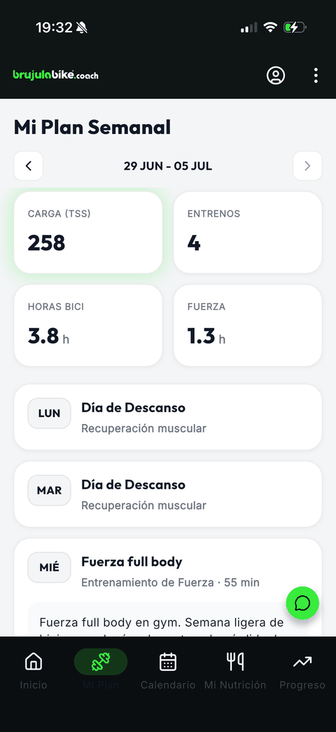 Captura de la app: plan semanal con carga de entrenamiento, horas y sesiones